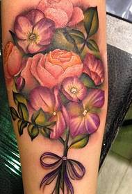 Sjarmoai plant irisearjend bloemen tatoetmuster fan tatoetkunstner Amy