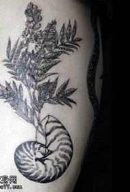 Plant tatoveringsmønster på låret