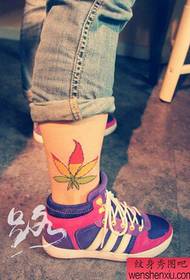 Wzór tatuażu piękny liść