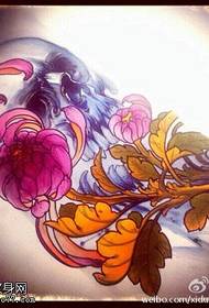 Iphethini yemibhalo ebhaliwe ye-skull chrysanthemum tattoo