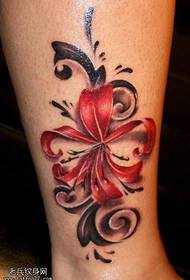 Prekrasan uzorak cvijeta za tetovaže na nogama