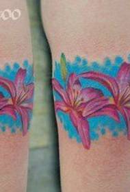 Arm красива красива цветна шарка татуировка лилия