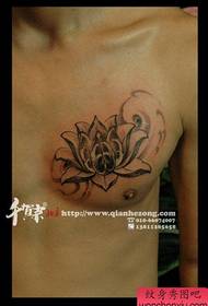 Model de tatuaj de lotus alb și negru masculin și feminin pe piept