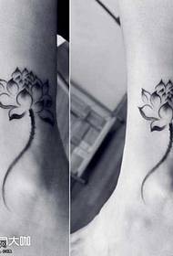 Модел за тетоважа на лотос во нозете