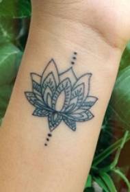 Meitene plaukstas locītavā uz melnas vienkāršas līnijas augu lotosa tetovējuma attēla