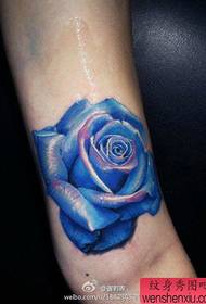 एक सुंदर रंग का नीला गुलाब टैटू पैटर्न