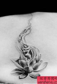 Isang makatotohanang pattern ng lotus tattoo sa baywang ng isang batang babae