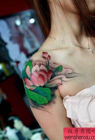 Model colorat de tatuaj de lotus pe umărul fetei