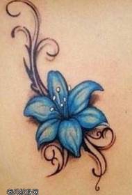 Pola tato bunga yang cantik dan cantik