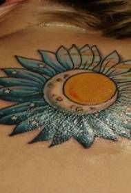 女生后背上彩绘渐变几何线条植物向日葵纹身图片
