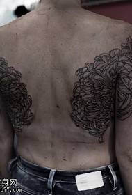 ຮູບແບບ tattoo chrysanthemum ໃຫຍ່ຢູ່ດ້ານຫລັງ