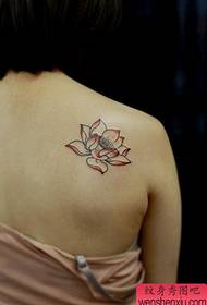Ienfâldich en prachtich lotus tatoetmuster op 'e skouders fan famkes