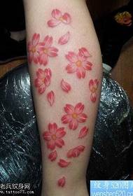 Mooie kersenbloesem-tatoeage op de benen