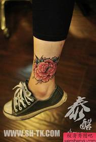 女孩腿很流行的玫瑰紋身圖案