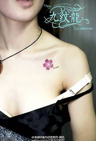 Exquisito pequeno tatuaje de flor de cereixa no ombreiro