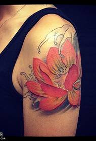 Modèle de tatouage d'épaule rouge lotus