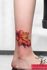 다리에 아름답고 아름다운 색 잎 문신 패턴