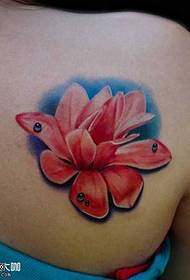Modello tatuaggio loto rosa sul retro