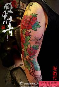 Традиционен божур татуировка модел с красиви ръце
