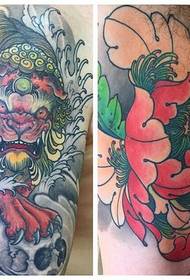 Klasiskas krāsas ziedu tetovējums