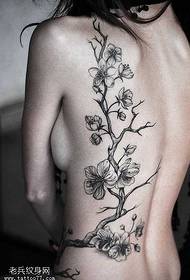 Tatuagem linda flor de ameixa na cintura