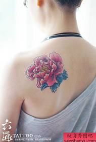 Krásne a krásne pivoňka tetovanie vzor na zadnej strane dievčatá