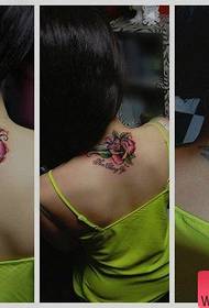 Красивая розовая татуировка на спине девушки