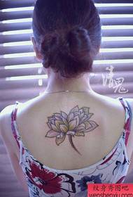 लड़की की पीठ पर सुंदर और सुंदर कमल टैटू पैटर्न