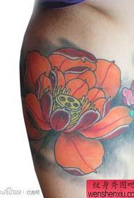 Pola tattoo lotus tradisional klasik anu populer di jero panangan