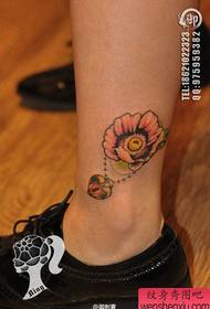 소녀의 다리를위한 작고 인기있는 꽃 문신 패턴