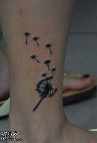 ຮູບແບບ tattoo dandelion ທີ່ນິຍົມໃນຂາ