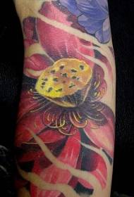 Armfarge realistiske røde lotus tatoveringsmønster