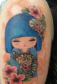 Pojkesarm på målade växtblommor och tatueringsbilder för dockor