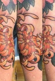 菊のタトゥーパターンさまざまな塗装の入れ墨植物の菊のタトゥーパターン