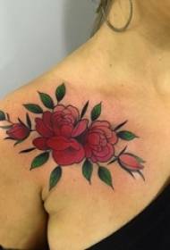 Dziewczyna na ramieniu malowane liście roślin i literackie zdjęcia kwiatów tatuaż