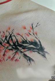 Una pintura de tinta en el pecho, patrón de tatuaje de hoja de arce