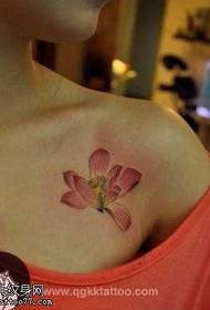 Гарно виглядає барвистий візерунок татуювання лотоса на грудях