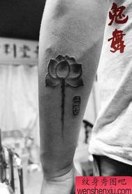 Vackert svartvitt bläck lotus tatuering mönster