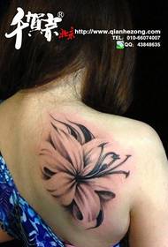 Prekrasna ramena i leđa prekrasni crno-bijeli uzorak tetovaže ljiljana