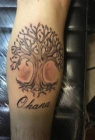 Manlike student kalf op swartgrys doringplant grootboom tatoeëermerk prentjie