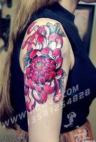 Gran tatuaje de crisantemo en el hombro