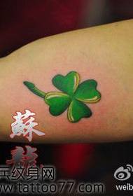 Arm mahusay na naghahanap ng tanyag na pattern ng tattoo na four-leaf clover