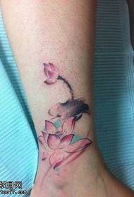 Padrão de tatuagem de lótus de pintura de tinta de cor de perna
