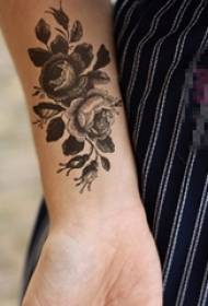Girl's arm op zwart grijs schets creatieve mooie bloem tattoo foto