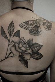 Motif de tatouage papillon rose à l'arrière