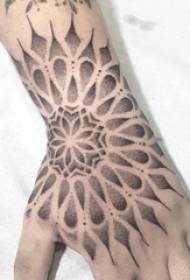 Рука девушки на черно-сером наброске в технике уколов креативная красивая ванильная цветочная татуировка с картинкой