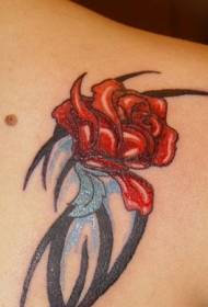 Skuldersvart stammesymbol med rød rose tatoveringsmønster
