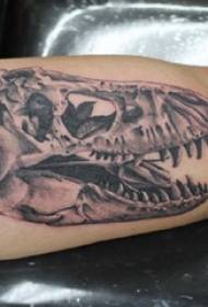 Jongenswapens op zwart grijs schets Sting Tips Creatieve esthetische bloemen schedel Tattoo foto