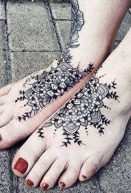 Divertido patrón de tatuaxe de flores en branco e negro no instep