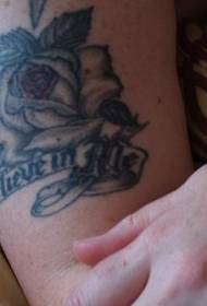 Crna ruža s uzorkom tetovaže slova